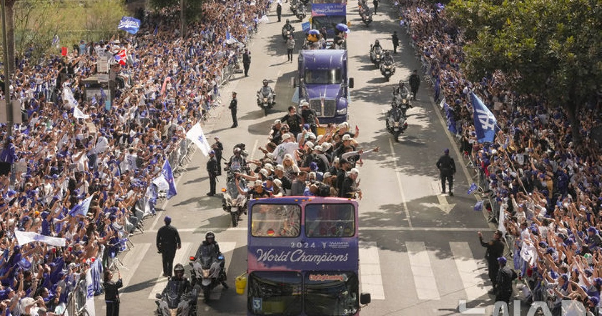 'WS 2연패' 다저스, LA서 자축 퍼레이드…김혜성도 트로피 들고 '방긋'