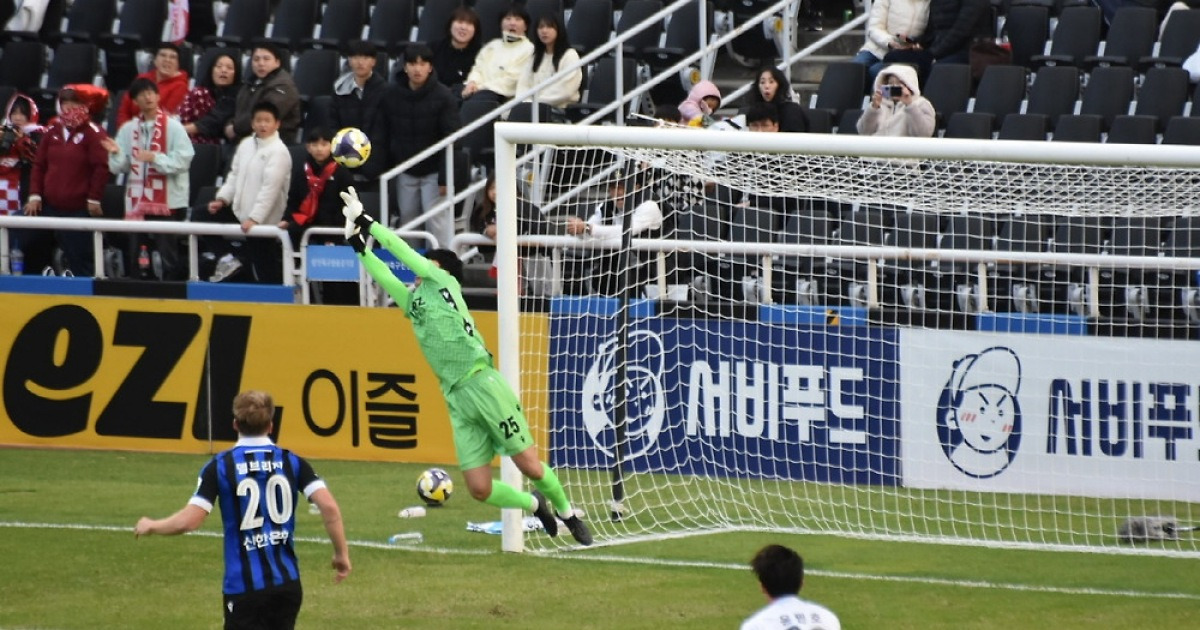 돌아온 인천Utd 골키퍼 '이범수', 슈퍼 세이브로 부산 발목 잡다