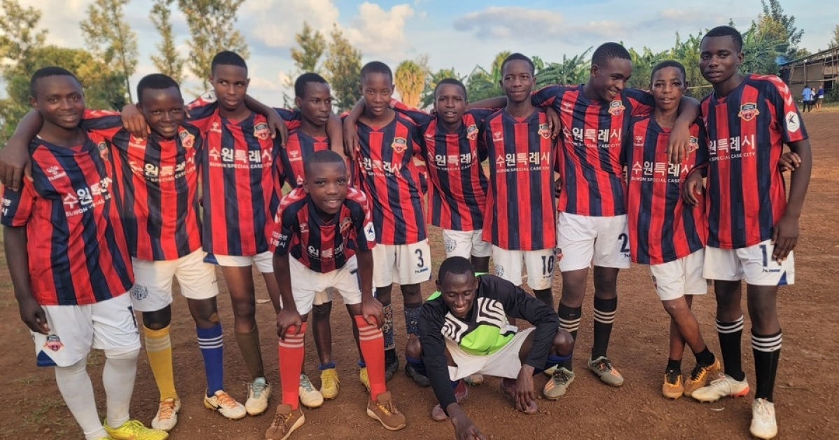 수원FC, 최빈국 르완다 청소년 위해 축구용품 전달