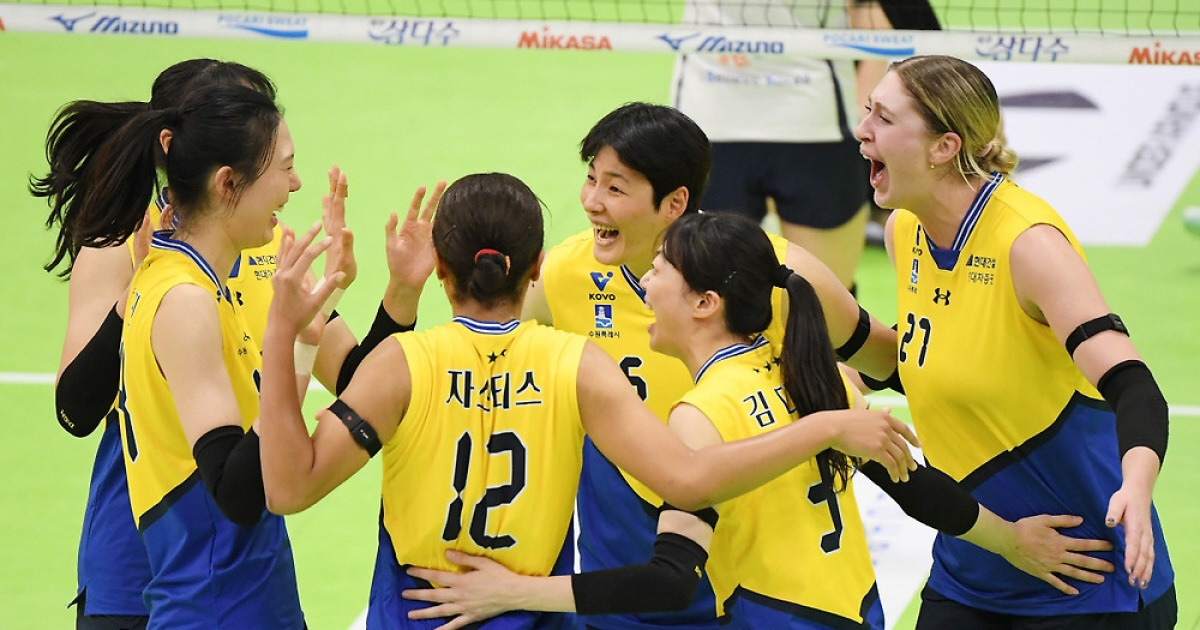 '우승후보' 기업은행 3연패 어쩌나…현대건설 셧아웃 완승+1위 점프[수원 리뷰]