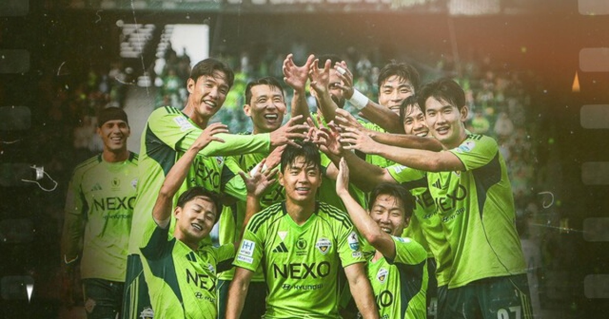 K리그1 챔피언 전북, 8일 경기 '우승 대관식!' K리그1 10번째 트로피 든다... 포옛 감독 및 선수 애장품 선물까지