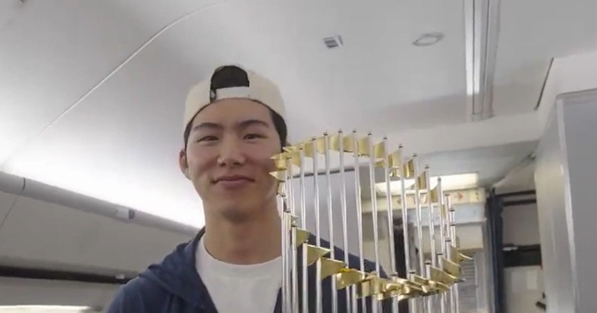 WS 우승 트로피 든 김혜성… 7억원 수준 보너스 받을듯