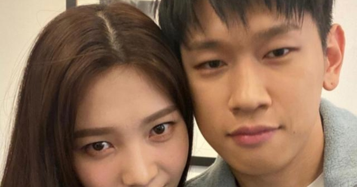 크러쉬, '4년 열애' 조이 여동생 축가 불렀다... 결별설 불식