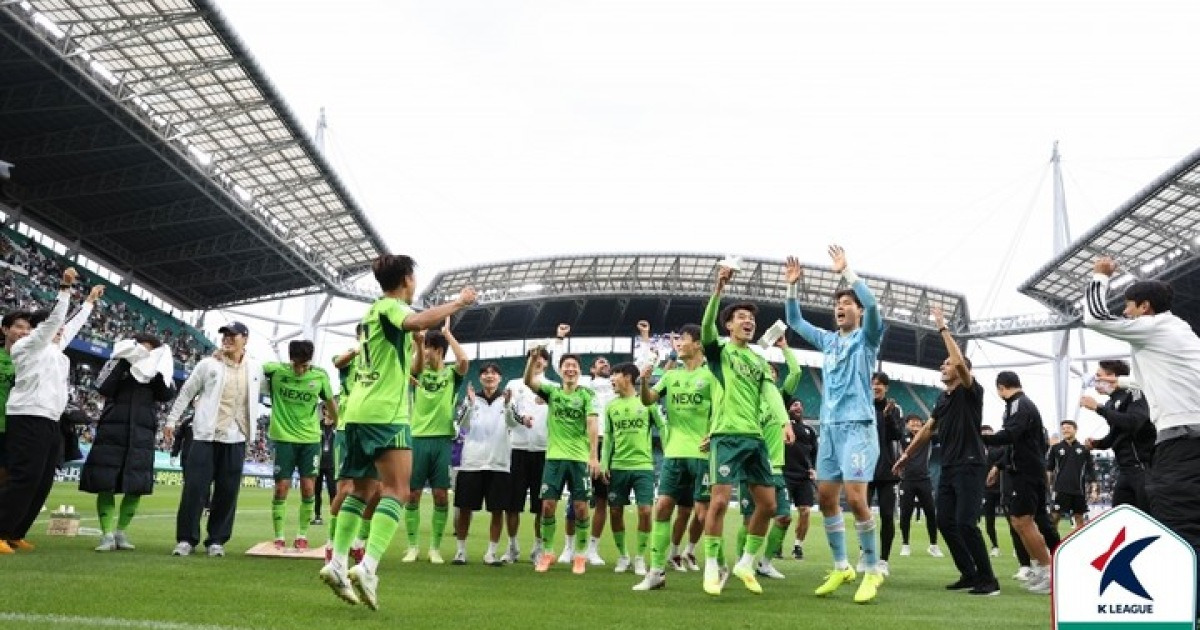 '통산 10번째 챔피언 등극' 전북, 오는 8일 전주성서 우승 대관식...포옛 감독 애장품 선물까지!