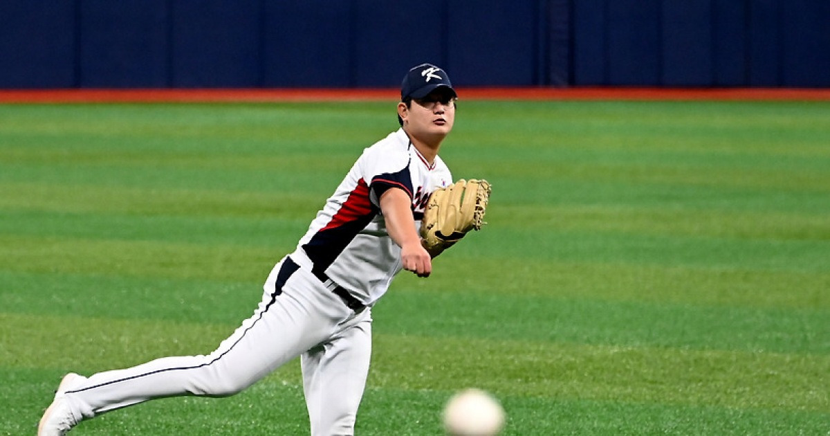 '캐치볼 짝꿍' 김서현-정우주, 대표팀 합류해 캐치볼로 컨디션 점검[고척 현장]
