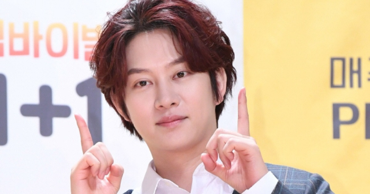 [공식] 김희철, 동해 고소 논란 딛고 선행 "슈퍼주니어 20주년 기념 1억 기부"