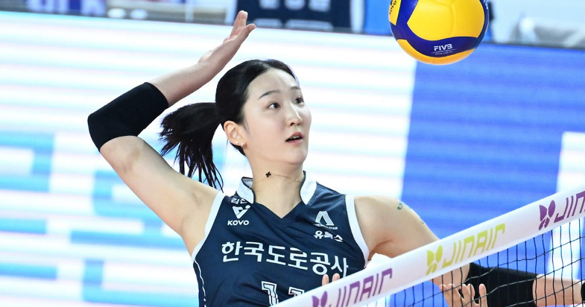 김종민 감독 200승! '46득점 합작' 모마-강소휘-타나차 삼각편대 든든하네…도로공사, 정관장에 셧아웃 완승 → 선두 도약 [김천리뷰]