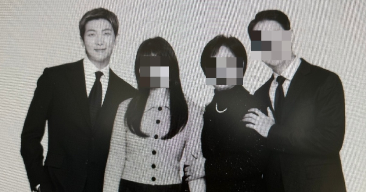 BTS RM, 부모님 미모 빼다 박았네…'붕어빵 남매' 여동생도 눈길