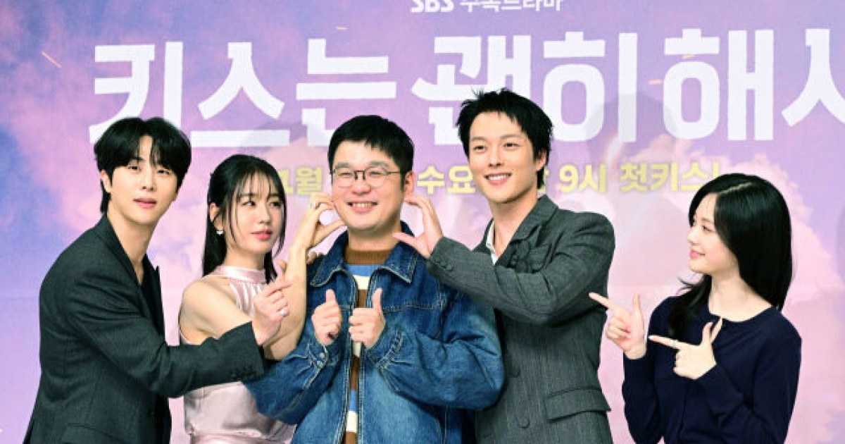 '키스는 괜히 해서!' 감독