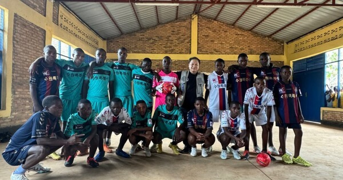 "고맙습니다!" 수원FC, 르완다 청소년 축구용품 기증식 진행