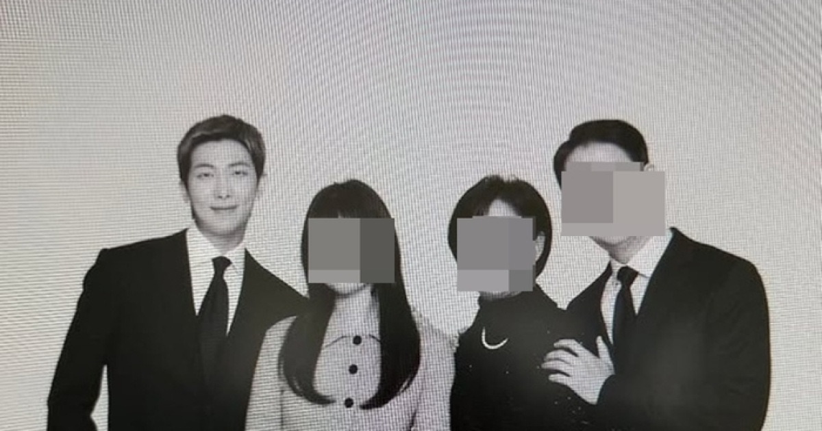 BTS RM, 멤버 아닌 가족과 단체컷…‘붕어빵’ 비주얼 눈길