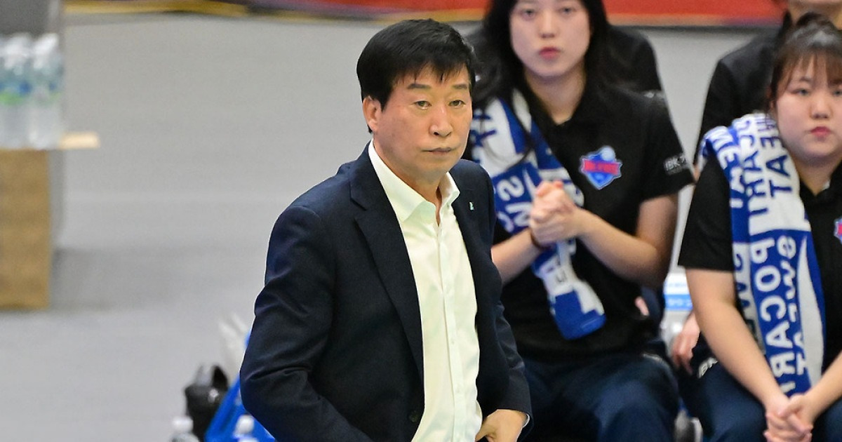 꼴찌로 추락한 우승후보, 사령탑도 당황…"리시브 안 되니 뭘 할 수가 없어" [수원 현장]