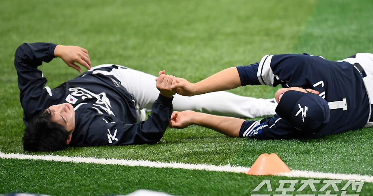 두 손 맞잡은 원태인과 문동주, 국가대표에서 사고 한번 쳐보자 '애틋한 분위기 무엇?'