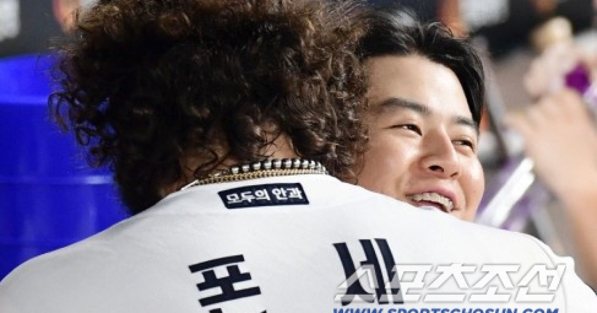 노시환이 원투펀치에 한 인사의 온도차. 폰세엔 "고생했다." 와이스엔 "내년에 보자"[고척 코멘트]