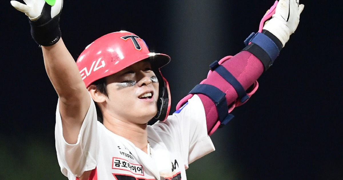 '똑딱이' 유격수 몸값이 4년 100억 실화? 최악의 치킨 게임이냐, 현명한 투자 전략이냐