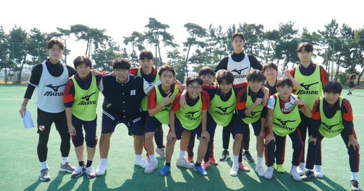 '학생들과 즐거운 시간' 부산, 클럽하우스 방문한 해운대중 280여 명 학생들과 축구로 소통