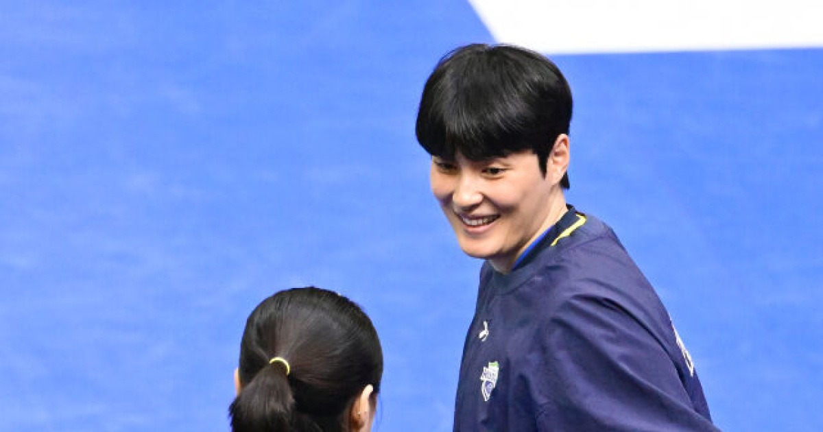 쫓겨나듯 이적했지만, 여전히 친정팀 사랑 받는 선수, 외국인 선수도 한걸음에 달려와 품에 안길 정도 [유진형의 현장 1mm]