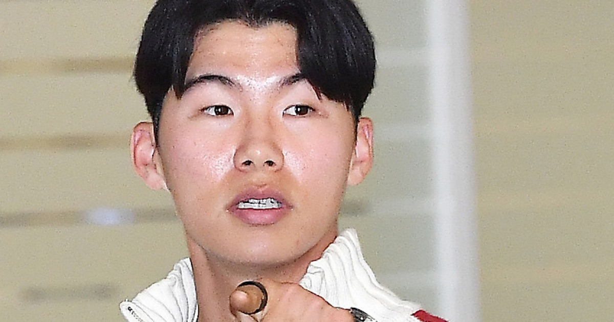 “저 분 좀 막아주세요” 굳은 김혜성..WS 챔피언 ‘금의환향’ 현장에 나타난 불청객