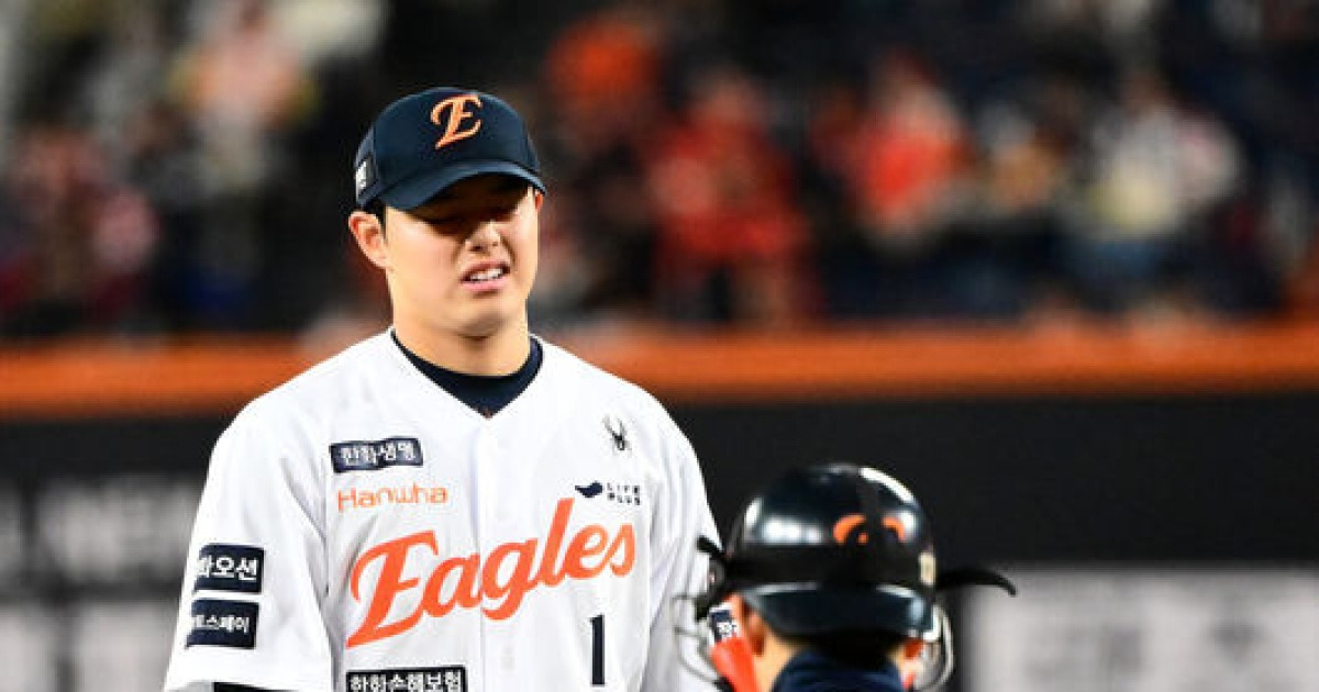 ‘충격’ 문동주 140km 미스터리 전말 밝혀졌다, 어깨 통증 참고 버티다가 그만…“지금은 괜찮습니다”