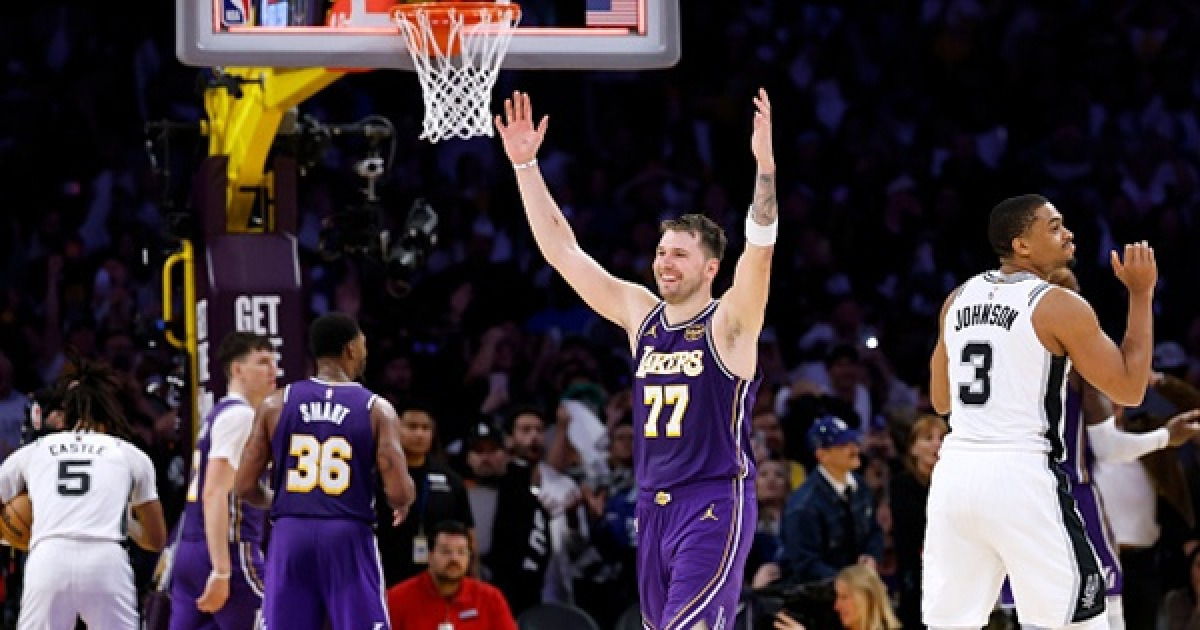 '돈치치 트리블더블급 활약' 레이커스, 샌안토니오에 118-116 진땀승…5연승 질주