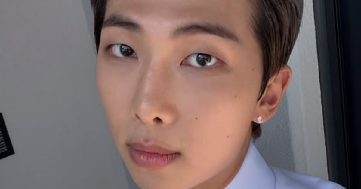 방탄소년단 RM, 부모님 쏙 빼닮았네…가족사진 대공개 [RE:스타]