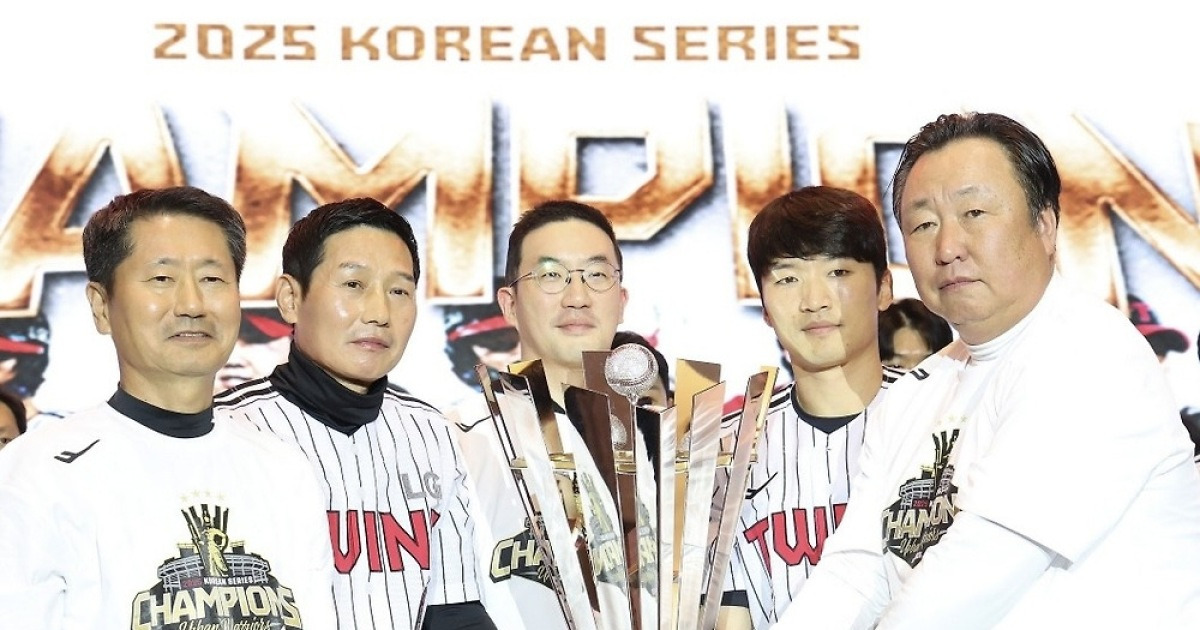 구광모 LG 회장, 한국시리즈 MVP 김현수에게 고급 시계 선물