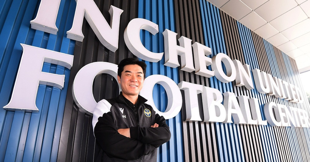 [단독인터뷰]이젠 축구화보다 넥타이, 천재보다 '명장'...K리그 뒤흔든 '유일무이 감독' 윤정환, "이해와 소통"이 만든 준비된 성공