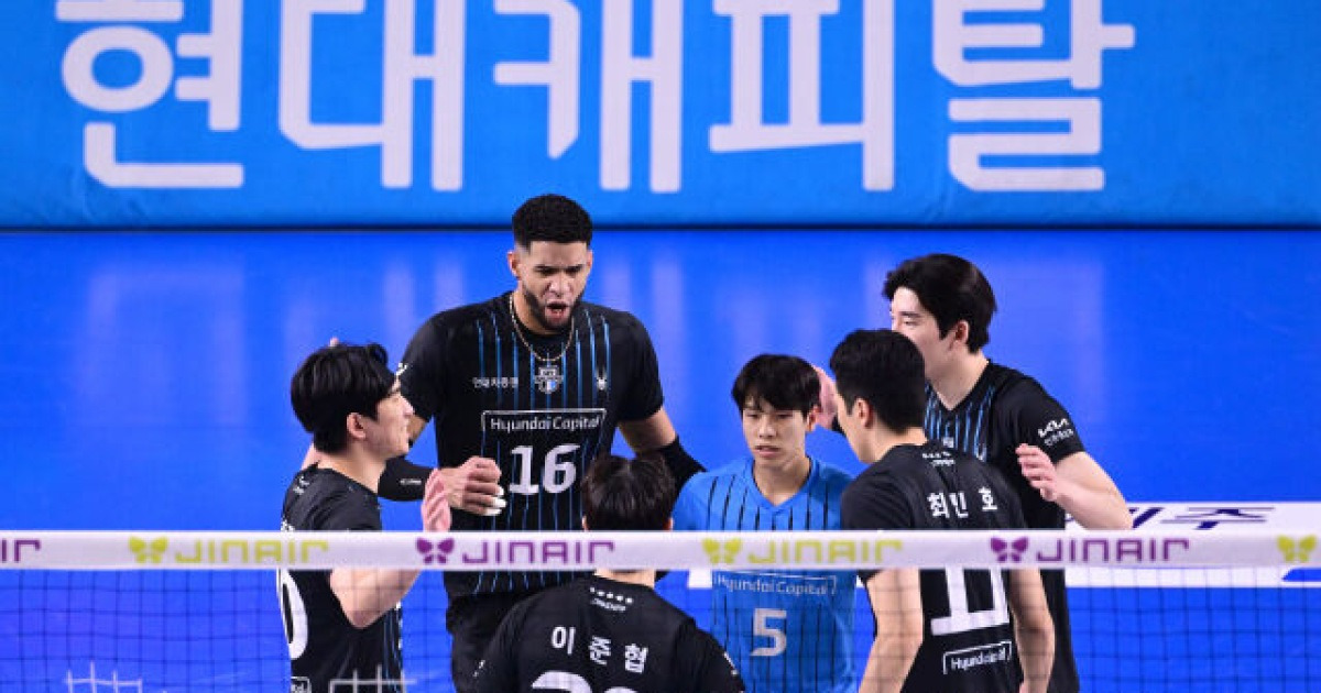 천안에 울려 퍼진 신호진, 17점 활약 빛났다...현대캐피탈, 우리카드 3-0 누르고 선두 도약 성공 [MD천안]