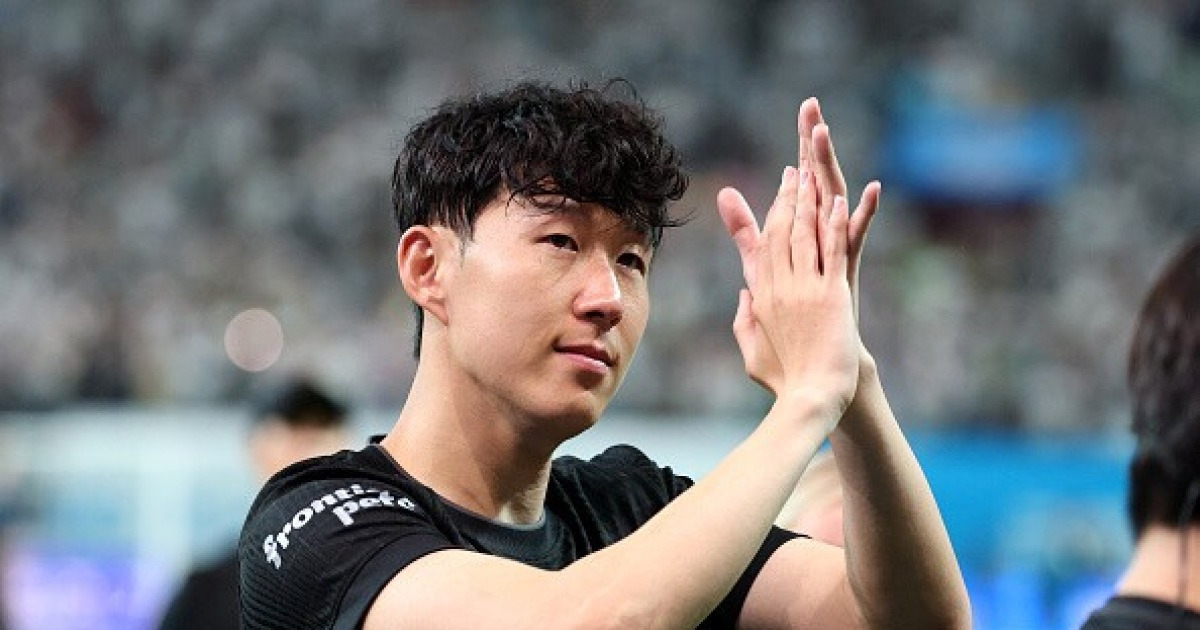 손흥민, 10년 헌신 '와르르'...토트넘, '무례 논란' 일으킨 판더펜에게 SON 뛰어넘는 '파격 대우 약속'