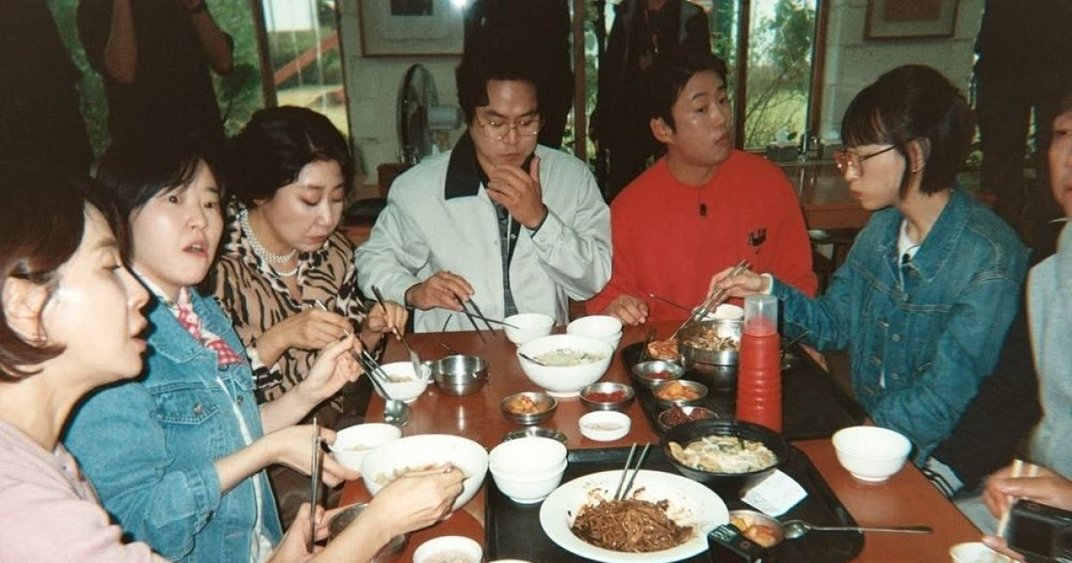 류준열 빠진 '응팔' 10주년 MT… 타임머신 탄 듯한 사진 한 장 [RE:스타]