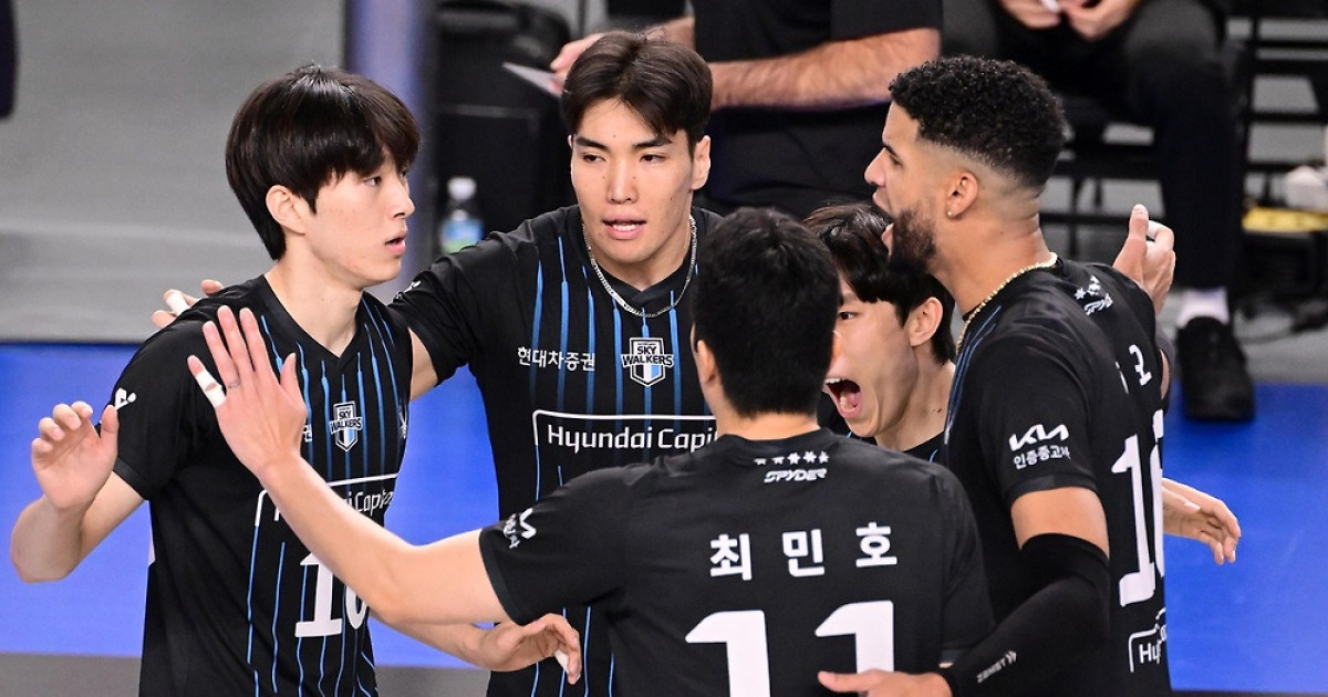 '레오·신호진·허수봉 46점' 현대, 우리카드 꺾고 선두 탈환