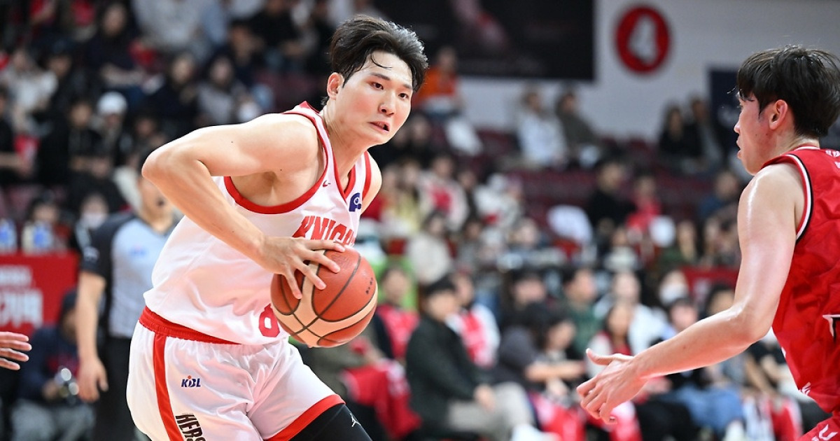 '부상 복귀' 안영준 21점…프로농구 SK, 선두 정관장 제압