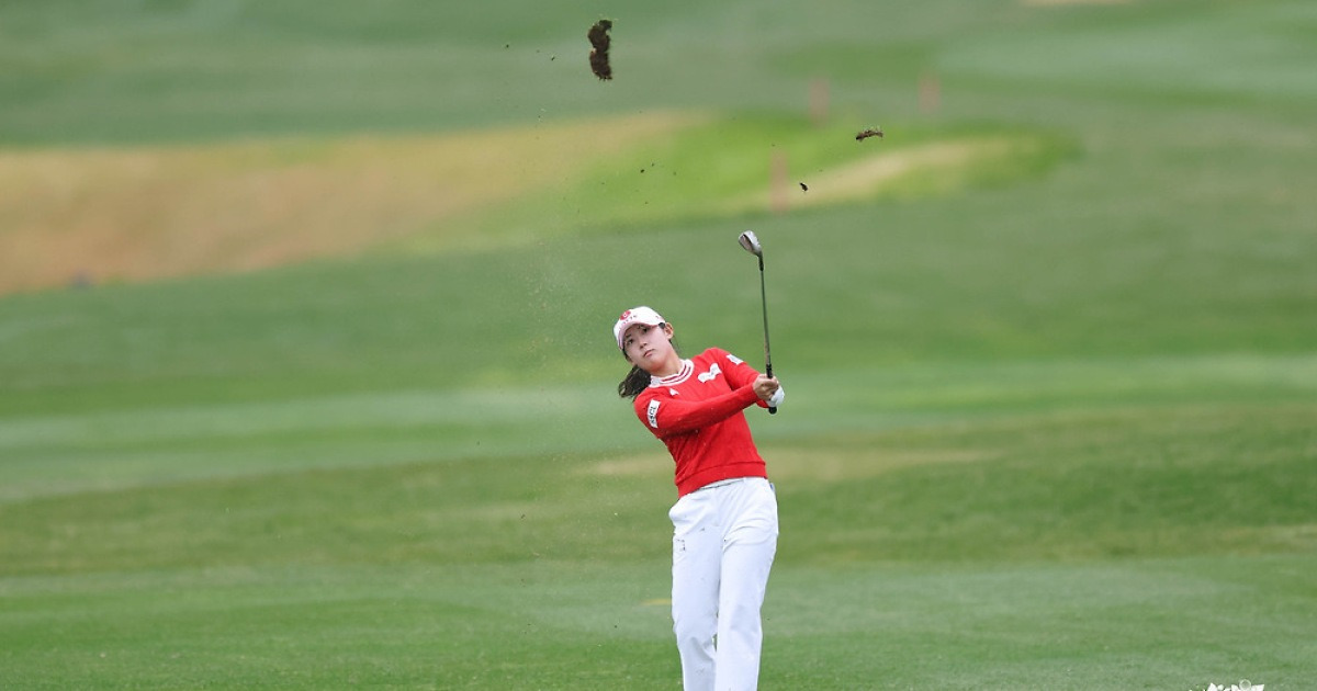 LPGA 진출 앞둔 황유민, KLPGA 최종전 둘째날 공동 선두 도약