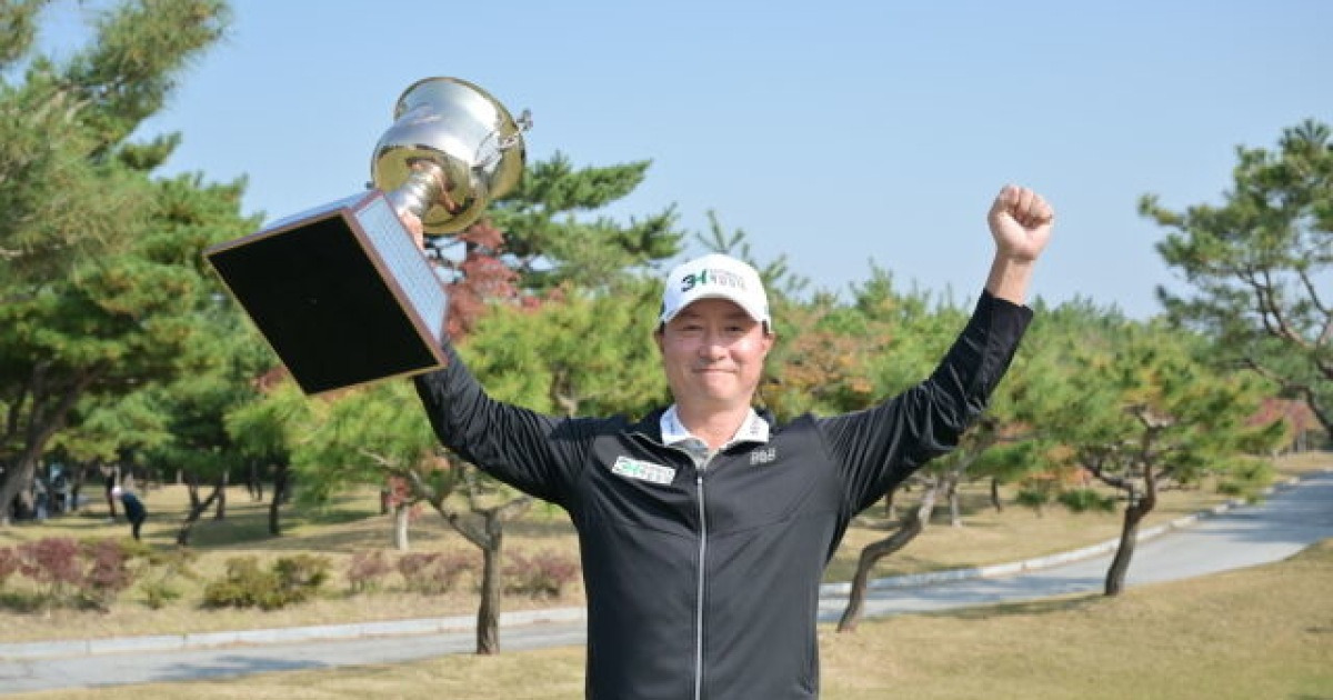 최종라운서 '폭퐁 7버디!' 황인춘, 제30회 한국시니어오픈골프선수권대회 우승