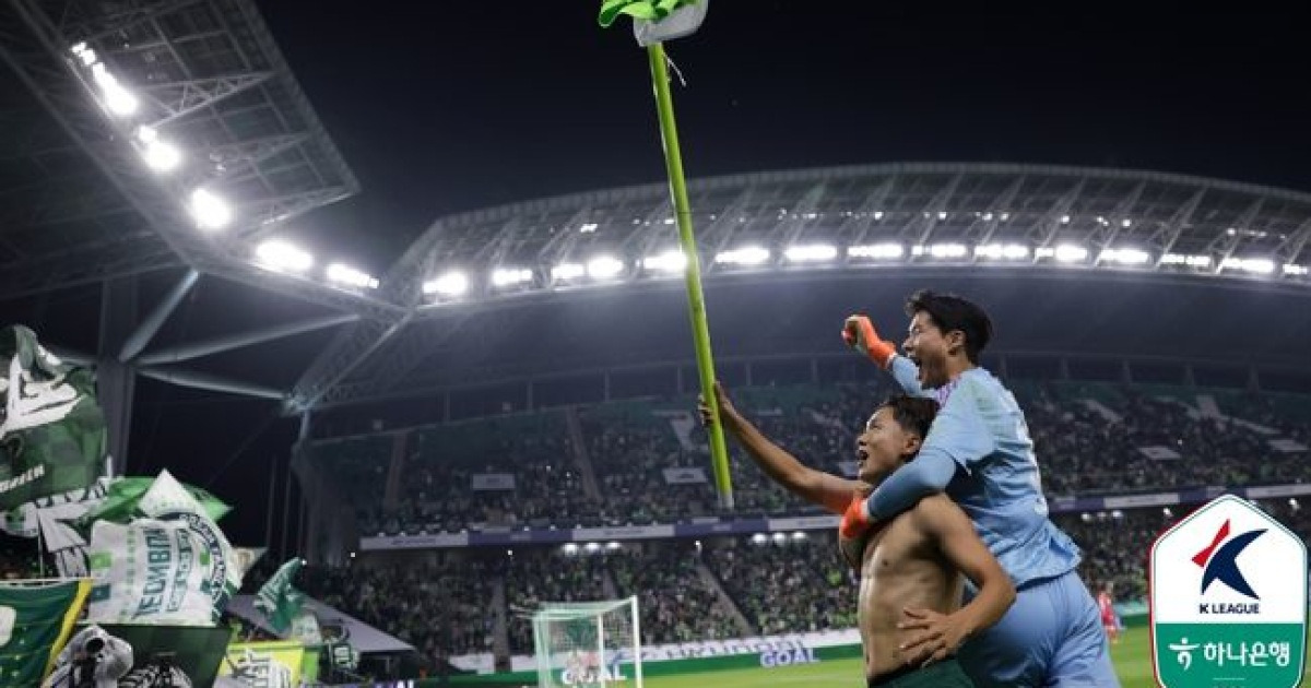 극장골 2방! '이승우 상의 탈의' 챔피언 전북, 10번째 대관식도 이겼다...대전 3-1 꺾고 23160명 관중과 우승 축제[오!쎈 현장]