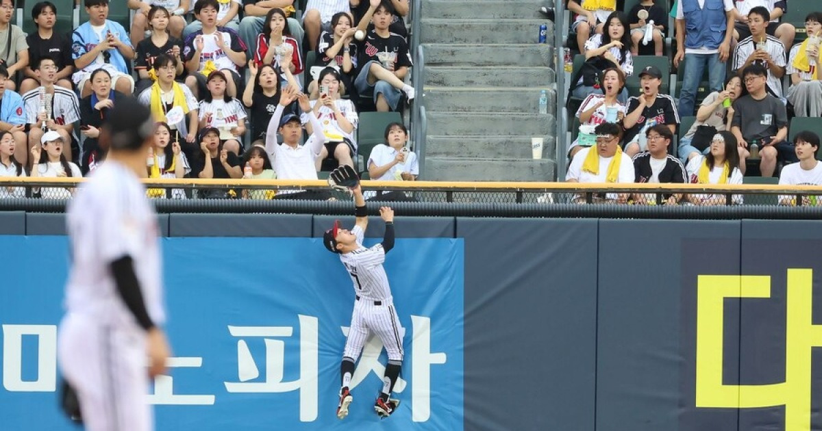 "너어무 편해요. 홈런 타구를 막 잡고 그러시는데" 박해민 수비에 취한다, 손주영도 재계약 러브콜