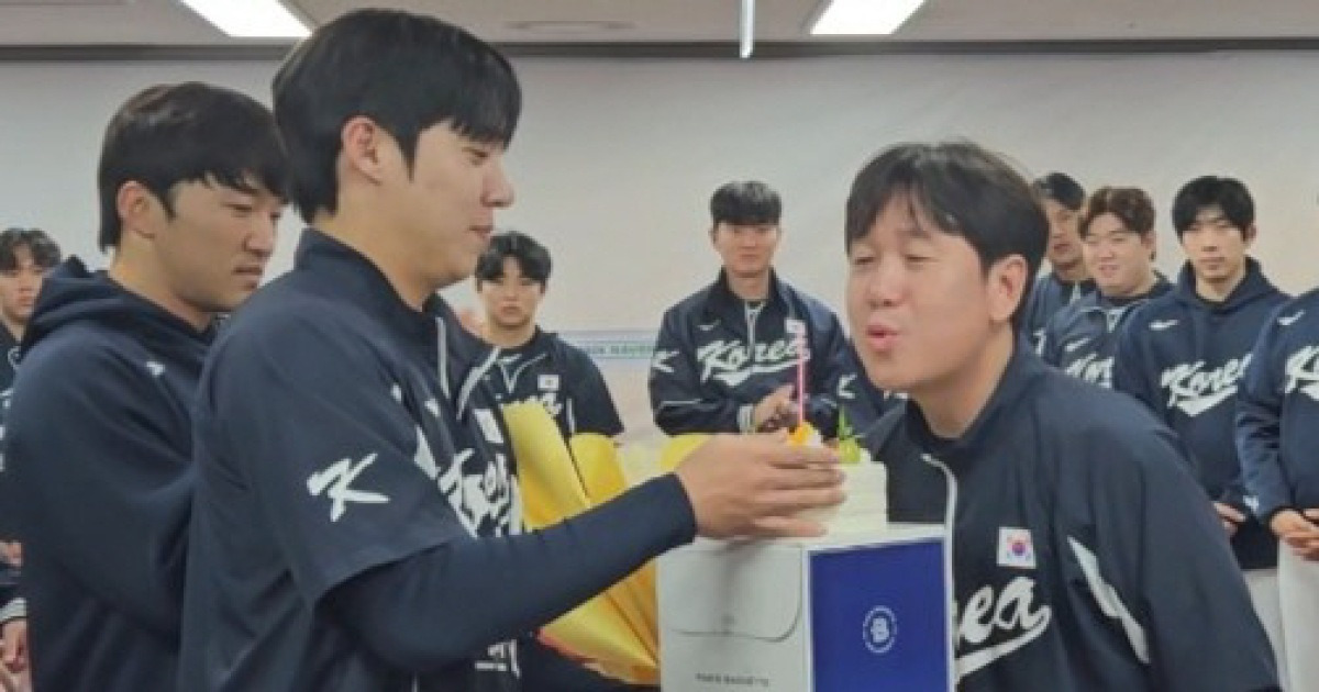 국대에서 첫 승 케이크라니... 얼굴에 케이크 묻혀도 활짝 웃은 류지현 "대표팀에선 거의 없는 일. 3월까지 좋은 분위기 유지하겠다"[고척 현장]