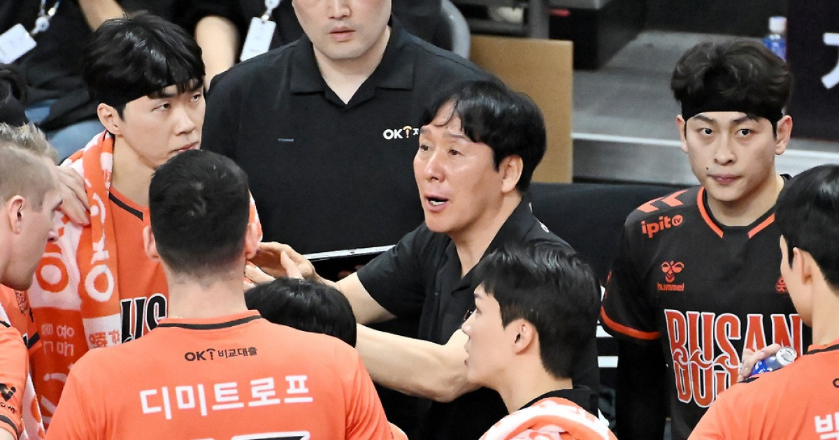 V리그 흥행태풍 부산 상륙! OK저축, 역대 최다 4270명 모았다!  → 하지만 대한항공에 1-3 무릎