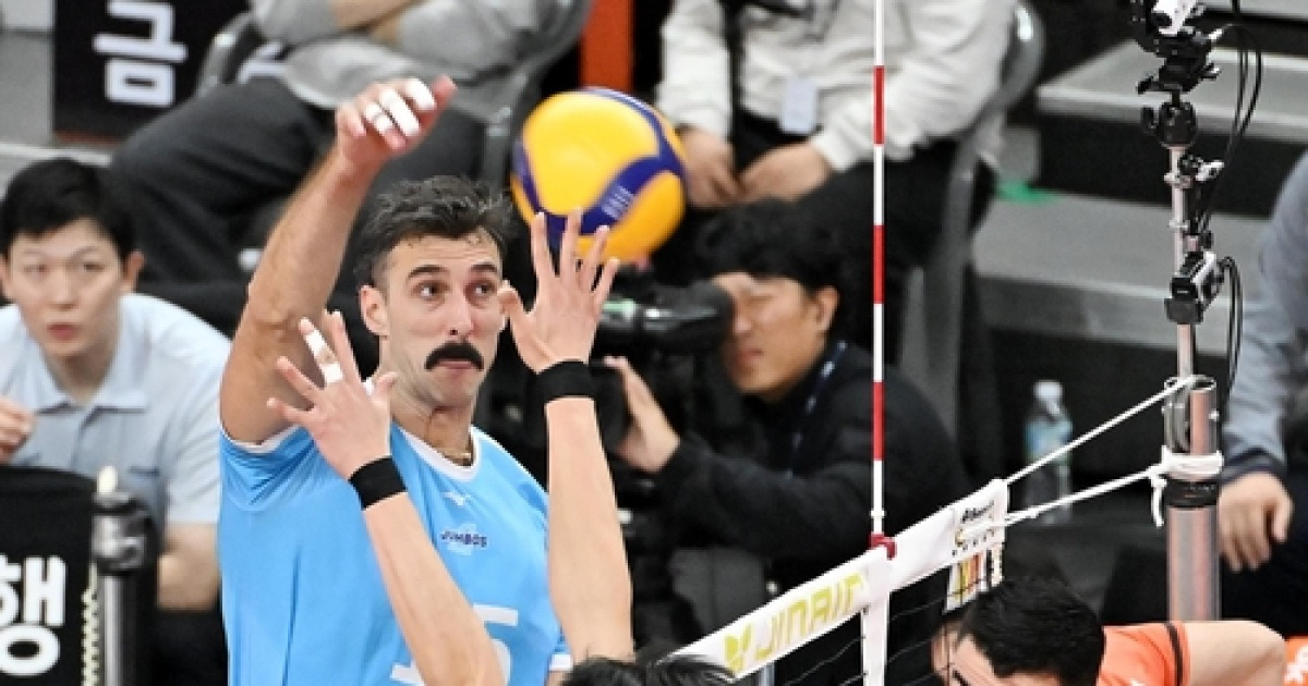 ‘러셀 34점’ 대한항공, OK저축은행 개막전서 3-1 완승…V리그 선두 등극