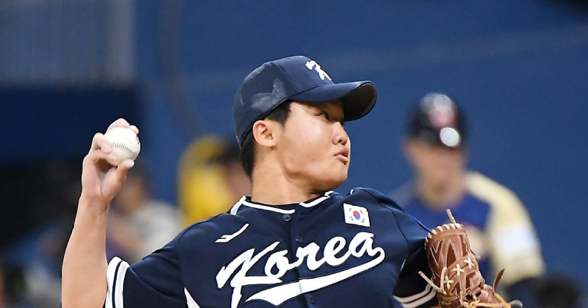 "긴장이 더 잘 돼 좋았다." 1,3루 위기 153km 삼진 삭제. 국제무대 데뷔전서 MVP 정우주의 강심장