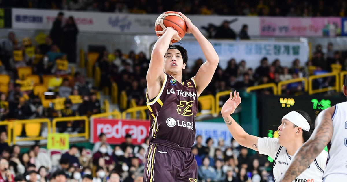 '슈퍼팀의 굴욕' LG, 유기상 공백에도 'KCC킬러' 입증…공동선두 복귀+2쿼터 경이적 '뒤집기쇼'+KCC전 9연승 질주