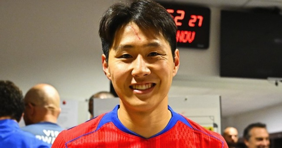 [리그앙 POINT] 이 악물고 버텼다...이강인, PSG 100번째 출전 기념패 받고 "리옹전 승리해 너무 기뻐요"