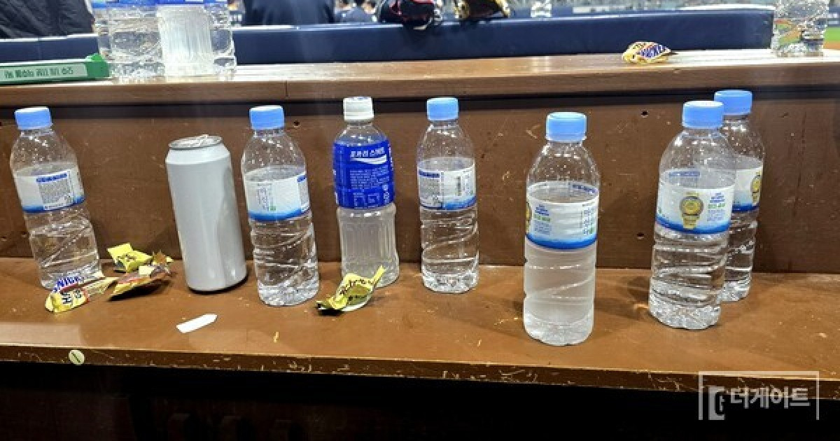 오타니도 텀블러로 물 마시는데...경기 직후 KBO리그 더그아웃은 '페트병 무덤' [더게이트 FOCUS]