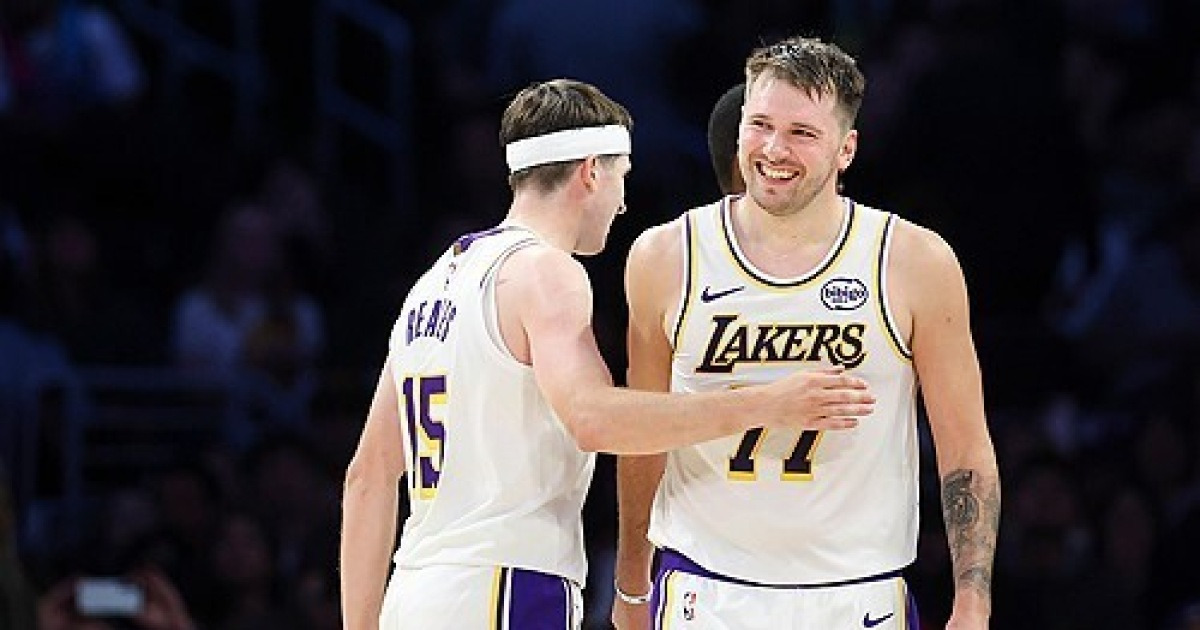 '리브스가 돌아왔다!' 원투펀치 맹활약한 레이커스, 샬럿 상대 진땀승