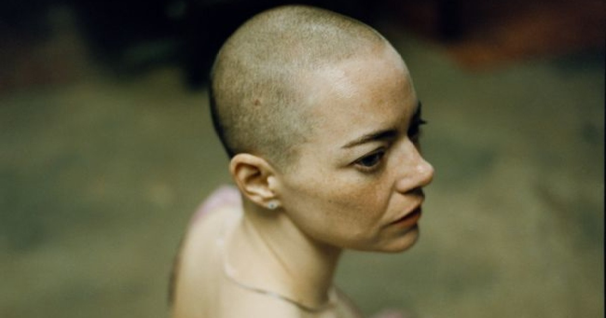 엠마 스톤, '지구를 지켜라' 리메이크서 삭발+꽃드레스 스틸 공개