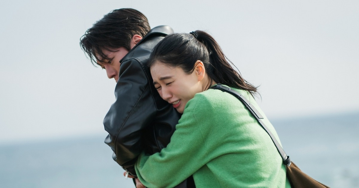 장기용·안은진, 첫 만남부터 와락…백허그로 시작된 로맨스