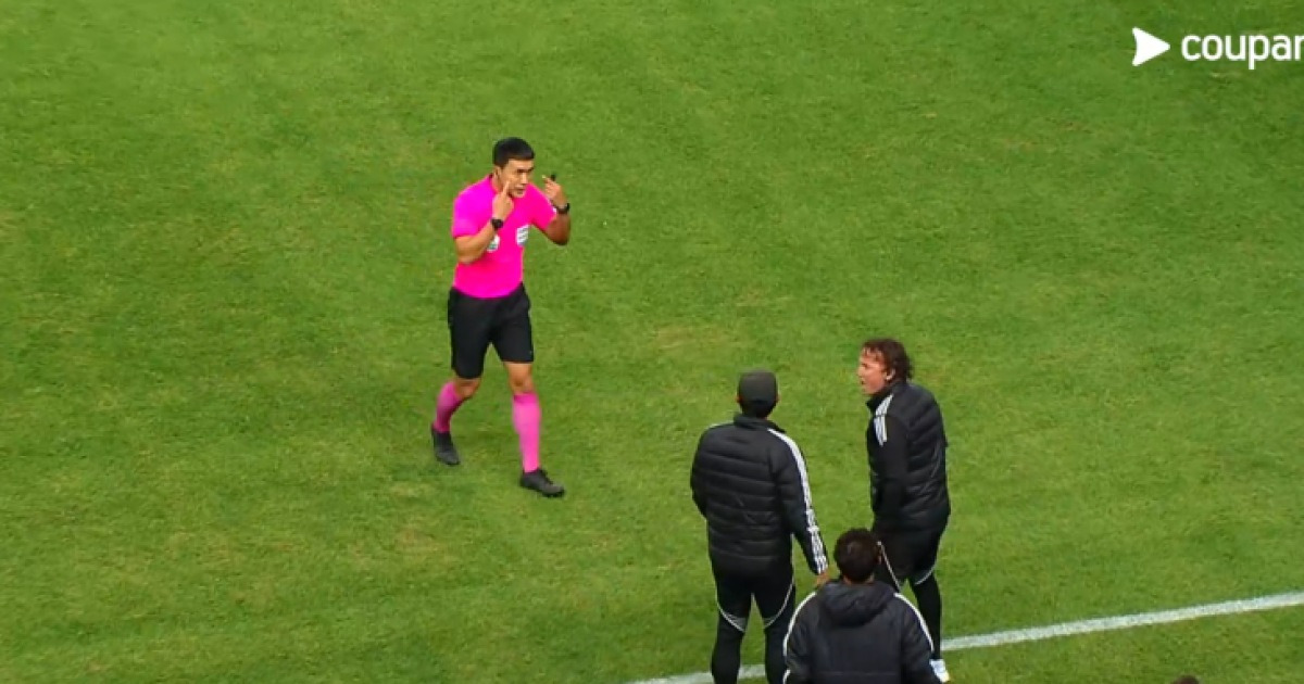 전북 코치 손동작 두고 ‘인종 차별 논란’…“눈 찢었다” “보지 못했냐는 의미”