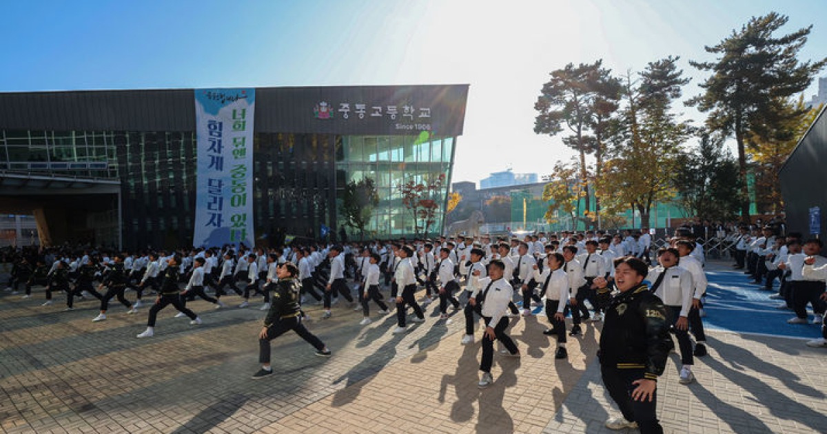 뉴시스 사진: 중동고 수능 응원전