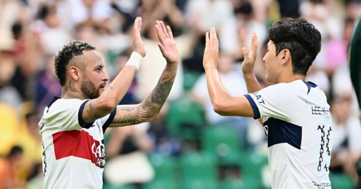 '이강인에게 반해버렸던' 네이마르, 프랑스 언론에서 재조명..."이강인의 성품과 진가를 알고 있었다"