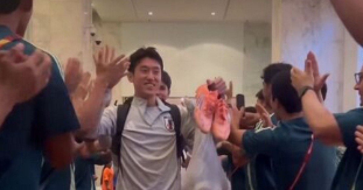 '한국과 명승부' 일본에는 꽃길 깔아줬다…FIFA 회장 극찬 "이게 바로 축구" 하이파이브 '감동적 우정' 찬사